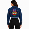 Chamarra Crop Mezclilla Premium con Aplicación Mano de Fatima
